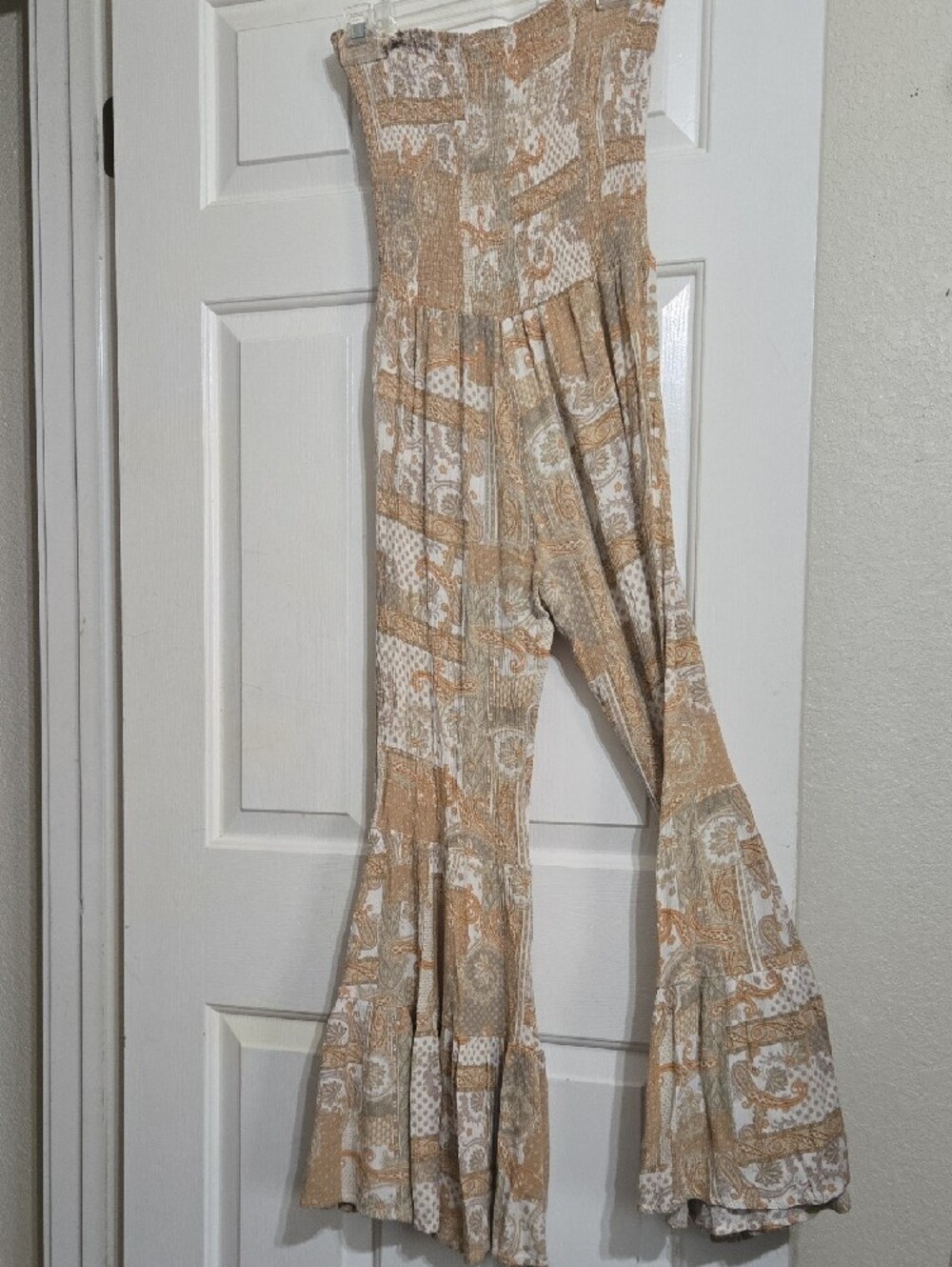 Storia Beige & White Patchwork Smocked Jumpsuit with Flared Legs - Picture 4 of 7